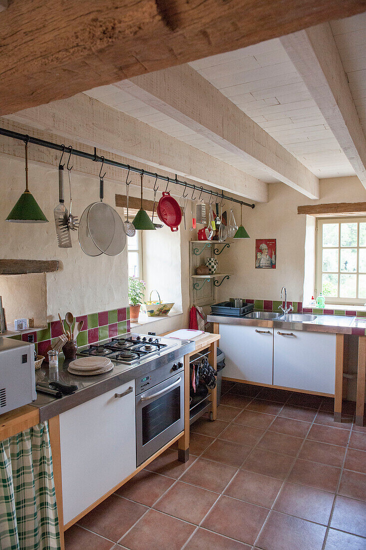 Küchenutensilien auf einer Schiene im Bauernhaus Lotte et Garonne Frankreich