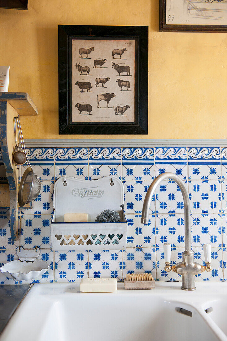 Seifenschale und Nagelbürste mit Schafsmotiv über dem Waschbecken in einem Bauernhaus in Lotte et Garonne, Frankreich