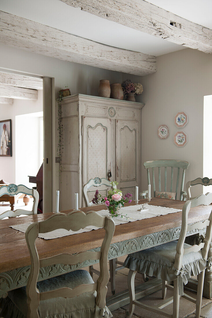 Esszimmerstühle am Tisch im gustavianischen Stil Dordogne Perigueux Frankreich