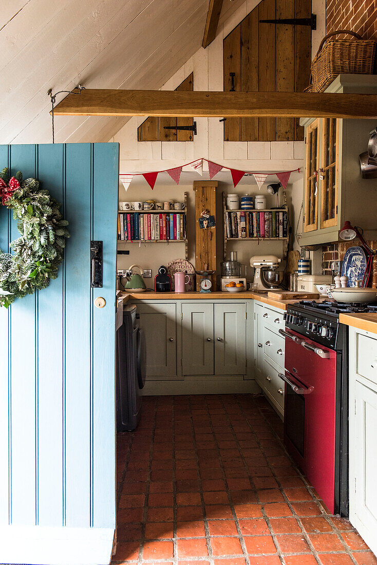 Weihnachtskranz an der offenen Hintertür zur Küche in einem denkmalgeschützten Cottage (Grade II) in Kent
