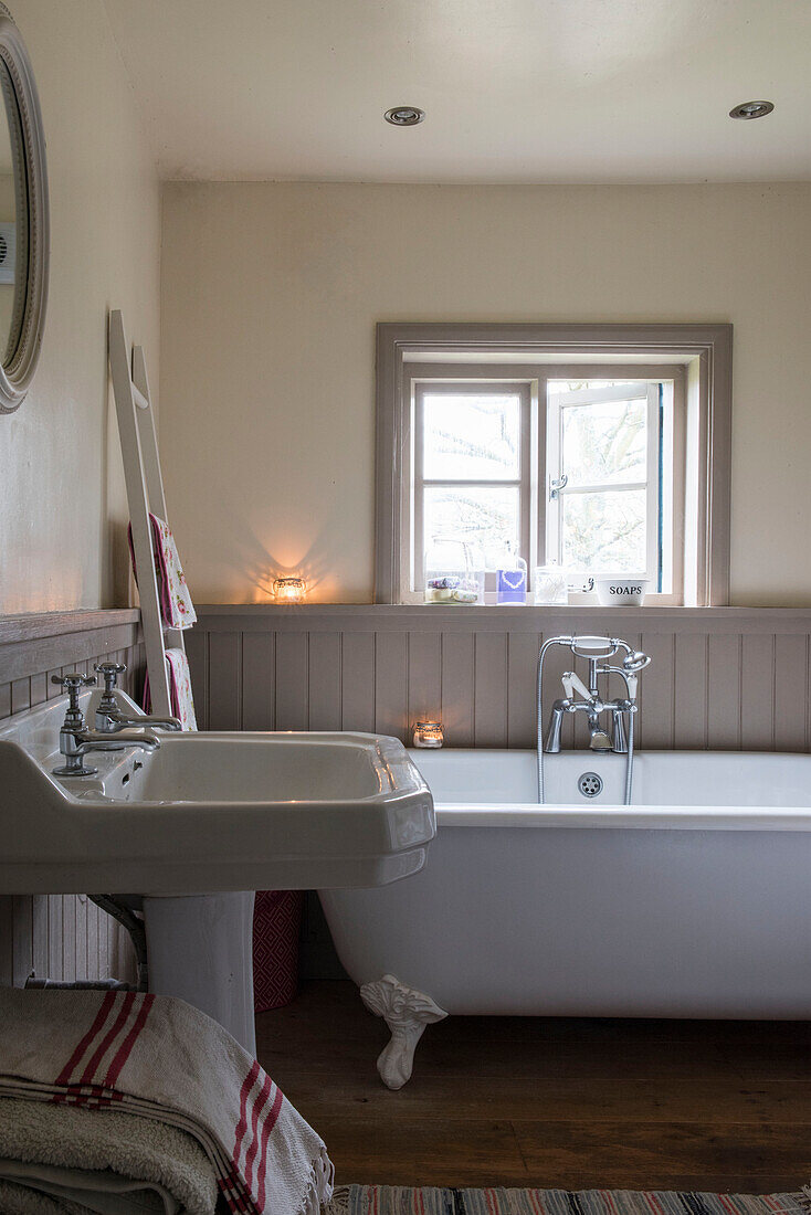 Waschbecken und freistehende Badewanne in einem unter Denkmalschutz stehenden Cottage (Grade II) in Kent