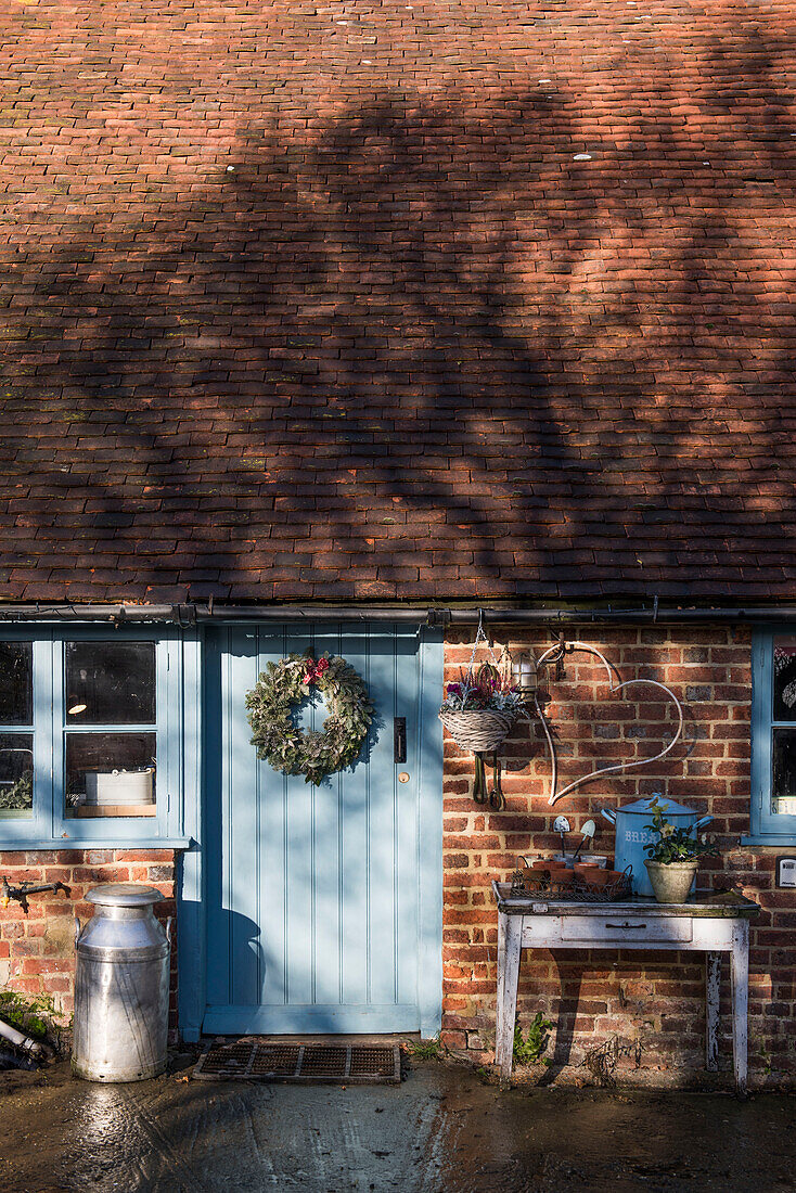 Milchkanne an der Tür eines gefliesten, unter Denkmalschutz stehenden Hauses (Grade II) in Kent