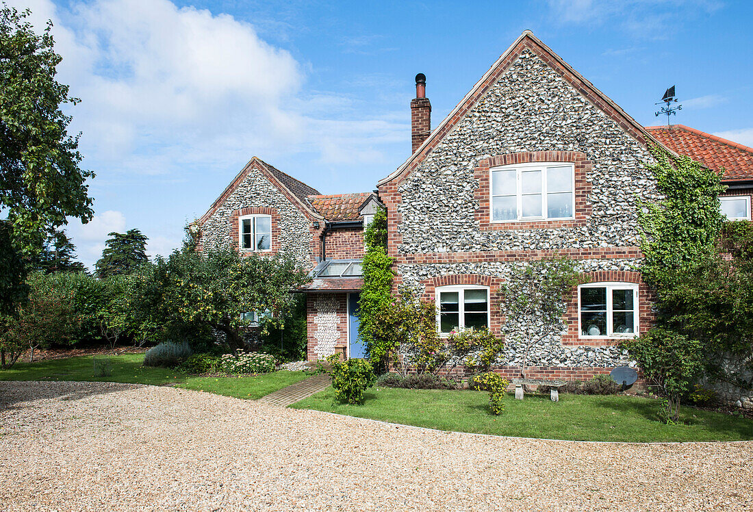 Kiesauffahrt an der Außenseite eines Cottages der Küstenwache in Norfolk England UK