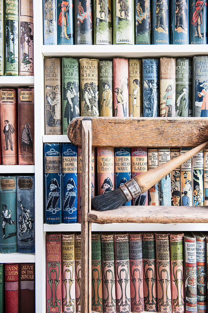 Bücher in einem Regal mit Stufenleiter in Norfolk coastguards cottage England UK