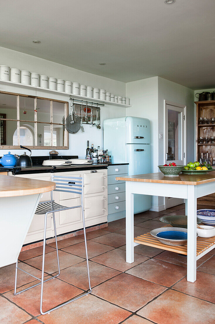 Vorratsgläser und Tisch in der gefliesten Küche von Norfolk coastguards cottage England UK