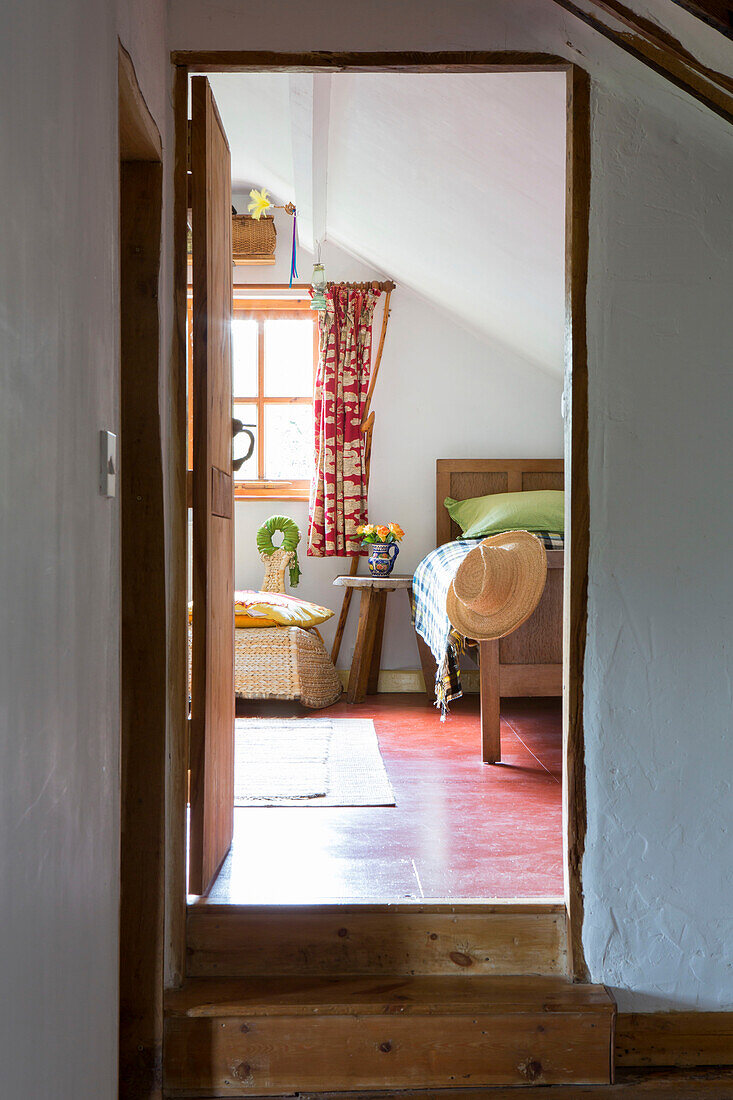 Blick durch eine Split-Level-Tür zum Schlafzimmer eines Cottages in Devon (England)