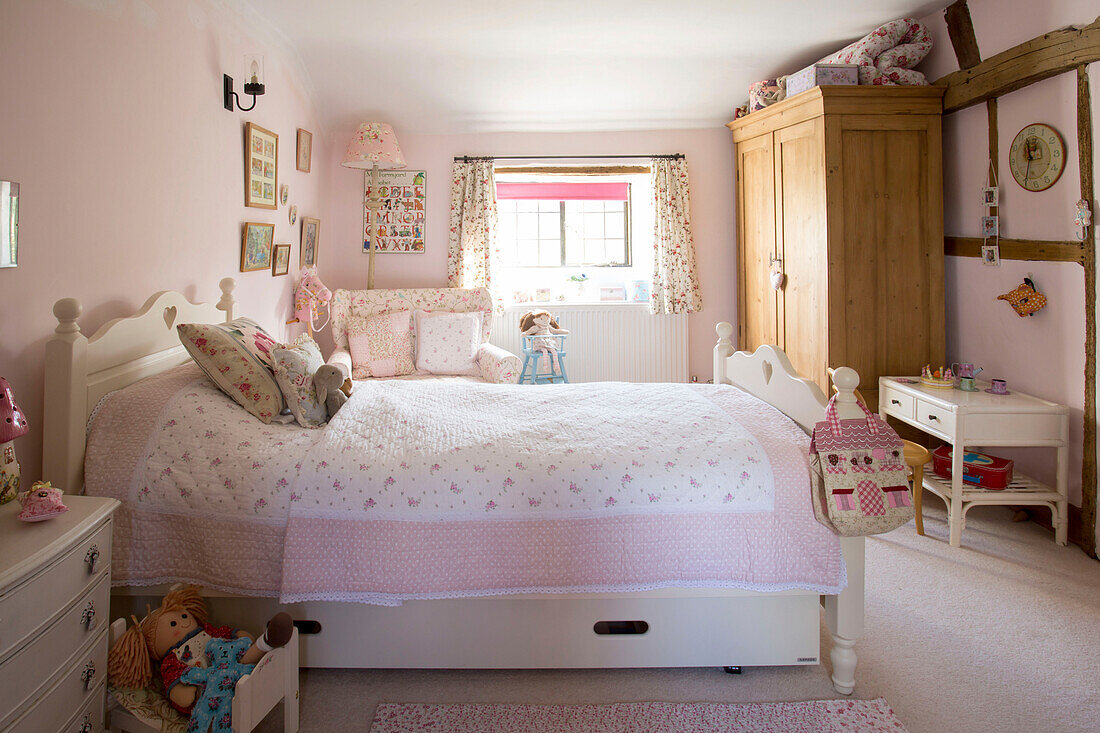 Holzkleiderschrank und Spielzeug im Mädchenzimmer Amberley cottage West Sussex UK