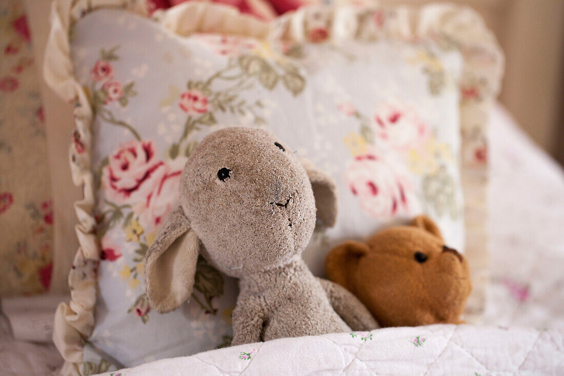 Stofftiere und Kissen in einem Schlafzimmer in Amberley, West Sussex UK