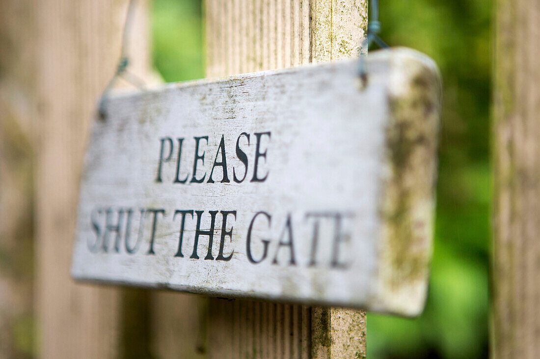 "Schild Bitte schließen Sie das Tor"" in Amberley, West Sussex, Vereinigtes Königreich"""