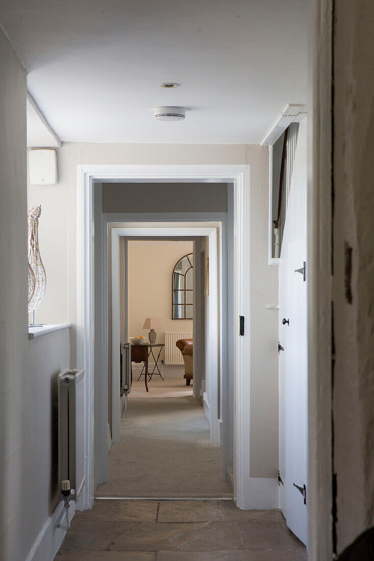 Blick durch Türöffnungen in einem Bauernhaus in Petworth, West Sussex, Kent