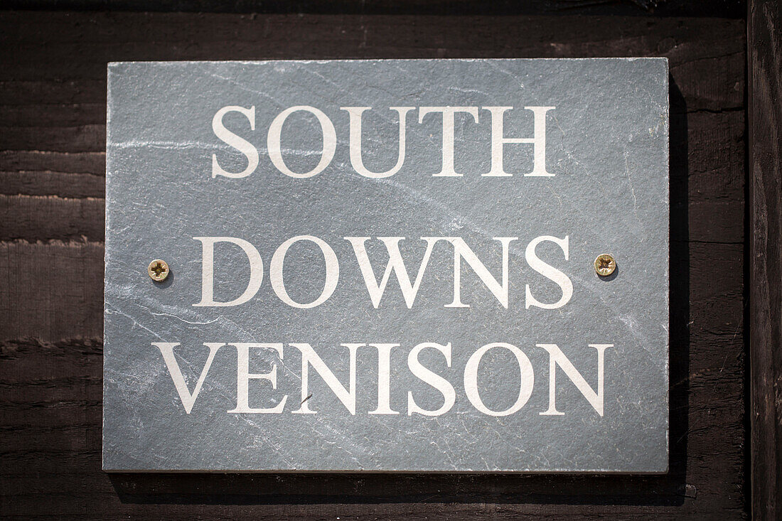 Schild 'South Downs venison' in Petworth West Sussex Kent