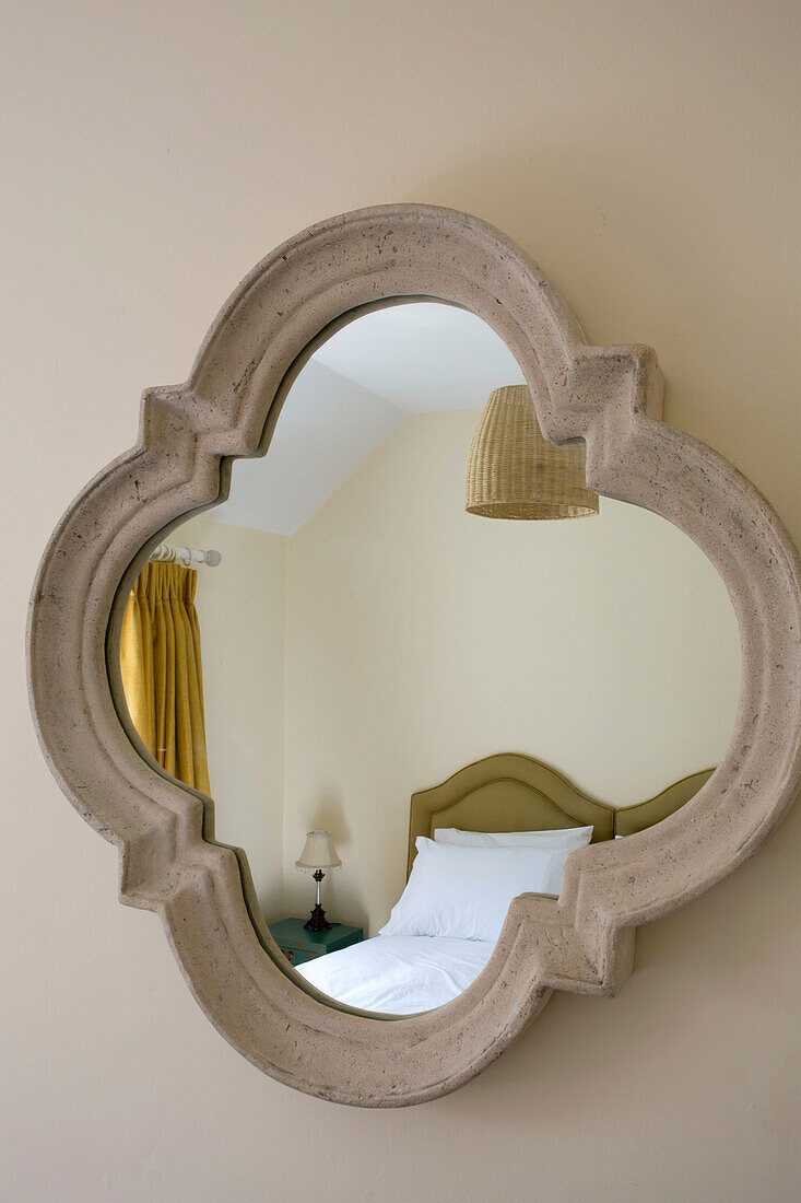 Reflexion von Kissen auf dem Bett in einem vierflächigen Spiegel Petworth Bauernhaus West Sussex Kent