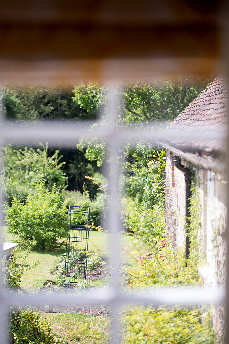 Blick durch das Fenster auf den Garten des Bauernhauses Petworth in West Sussex Kent