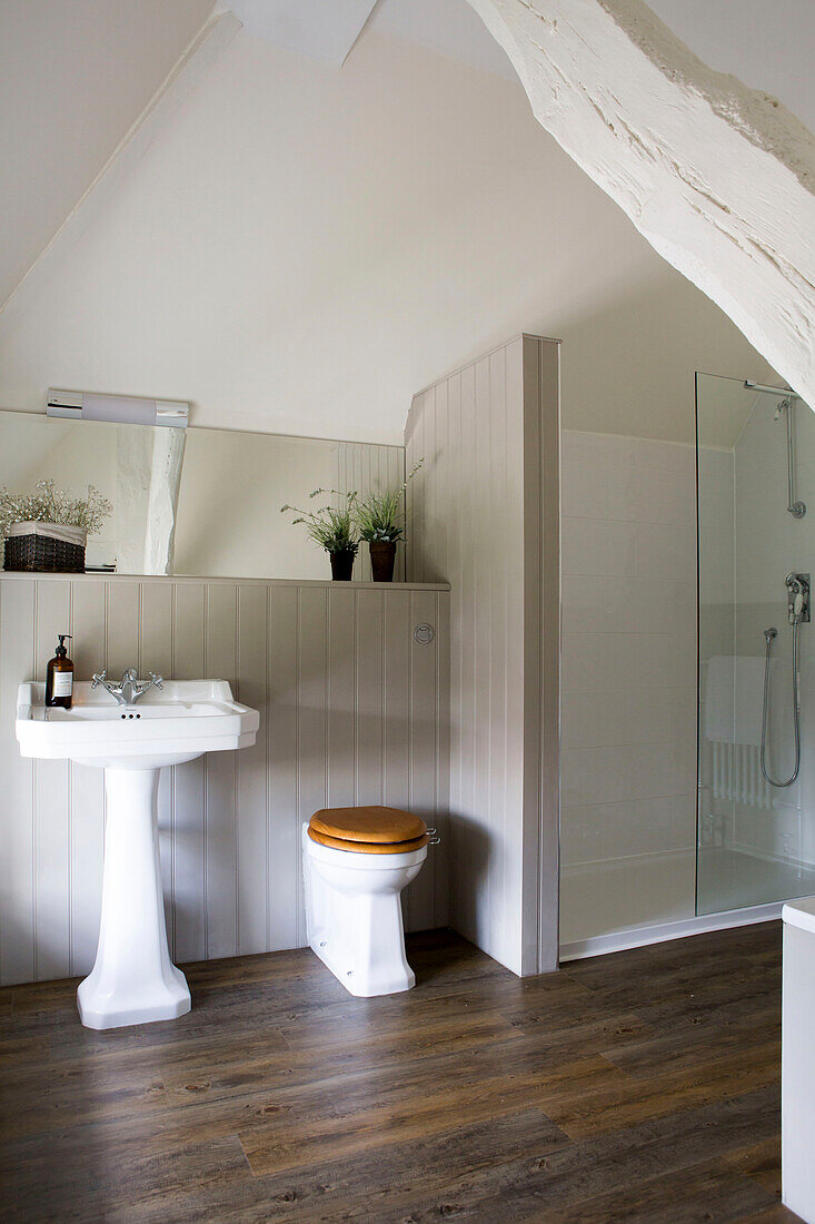 Duschkabine mit Waschbecken und Toilette in einem Badezimmer mit Nut und Feder in einem Bauernhaus in Petworth, West Sussex, Kent