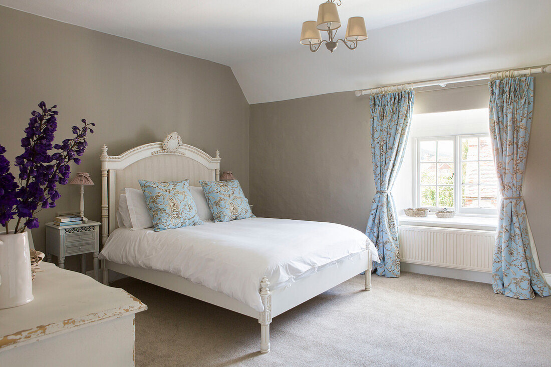 Hellblaue, aufeinander abgestimmte Stoffe mit Doppelbett in einem Bauernhaus in Petworth, West Sussex, Kent