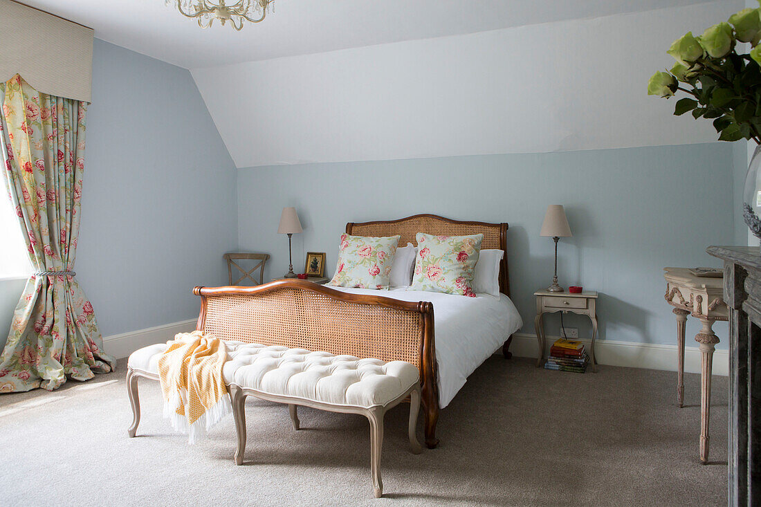 Koordinierte Stoffe im hellblauen Schlafzimmer mit Korbbett Petworth Bauernhaus West Sussex Kent