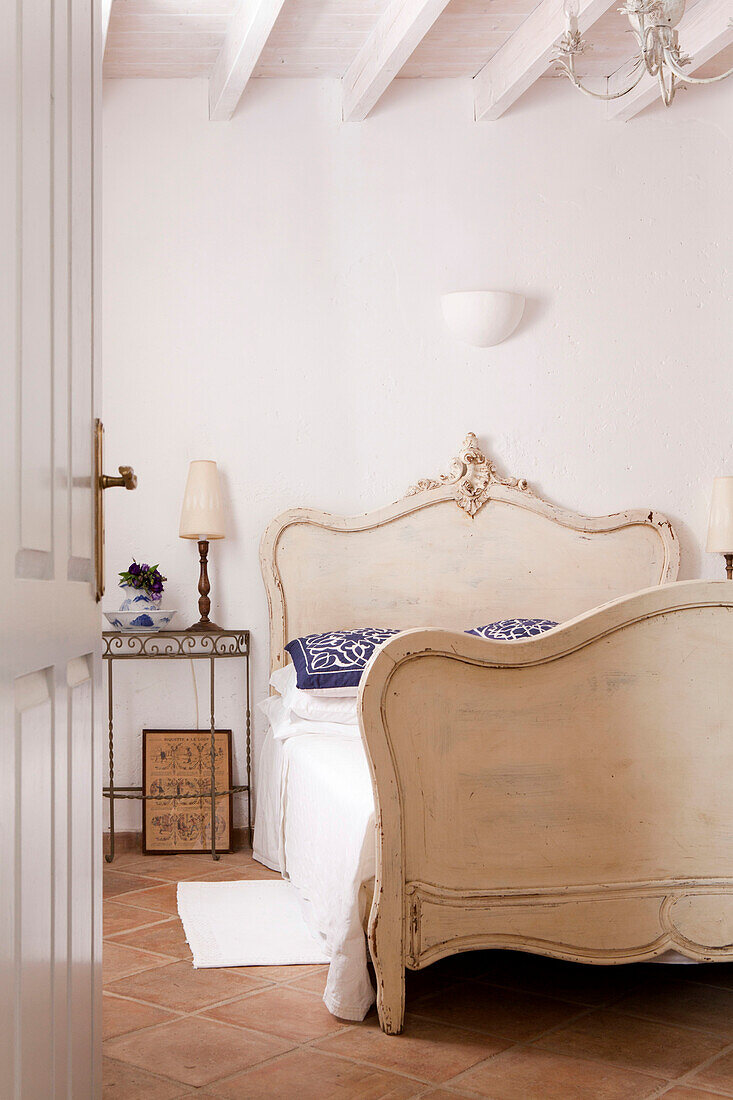 Ehemaliges Doppelbett in einem Schlafzimmer mit Terrakottafliesen, Castro Marim, Portugal