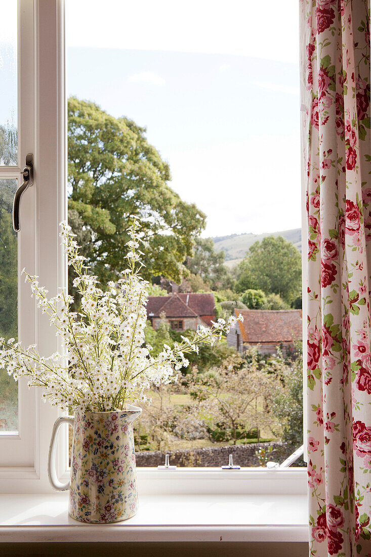 Schnittblumen auf der Fensterbank eines Bauernhauses in Amberley, West Sussex, England, Vereinigtes Königreich