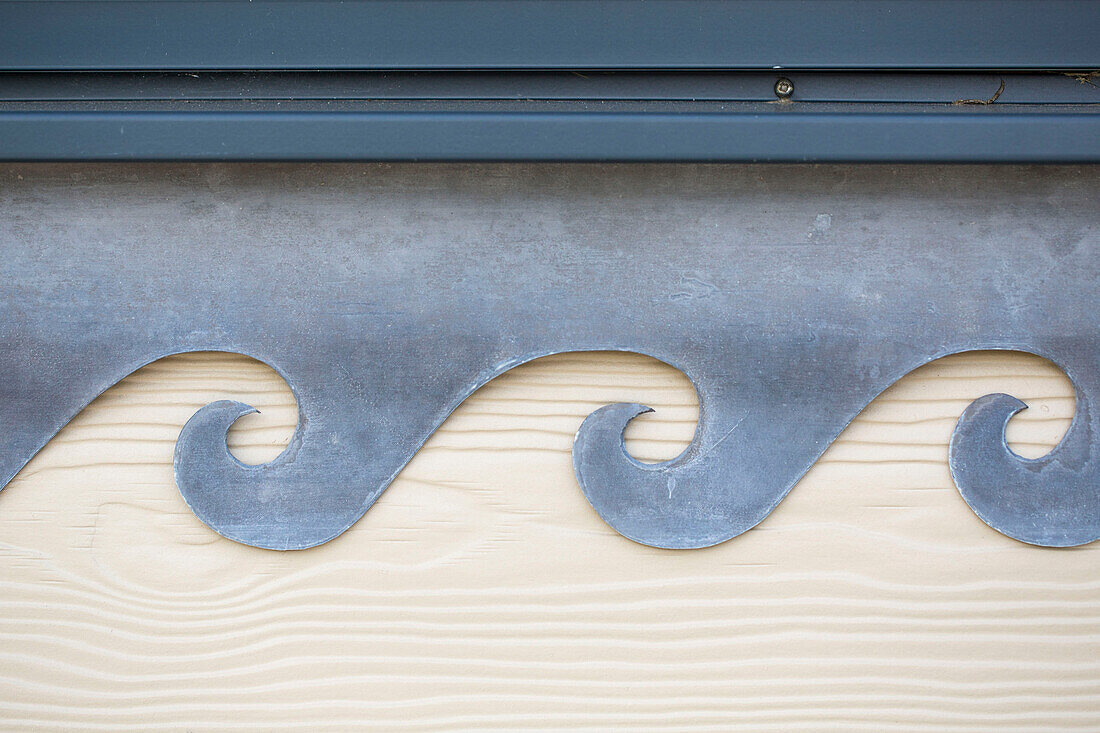 Dekoratives Wellenmuster an der Außenseite eines Hauses in West Wittering, West Sussex, England
