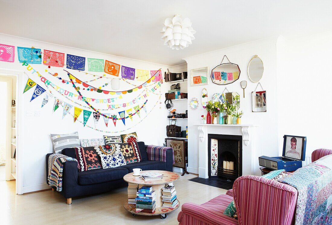 Bunte Wimpel und Dekoration des Wohnzimmers einer Familie in London, England, UK
