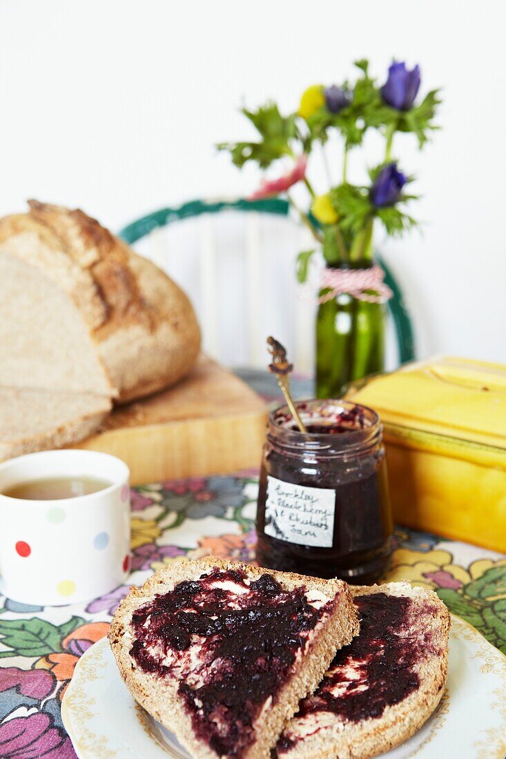 Marmelade auf Brot mit einer Tasse Tee, Haus einer Londoner Familie, England, UK