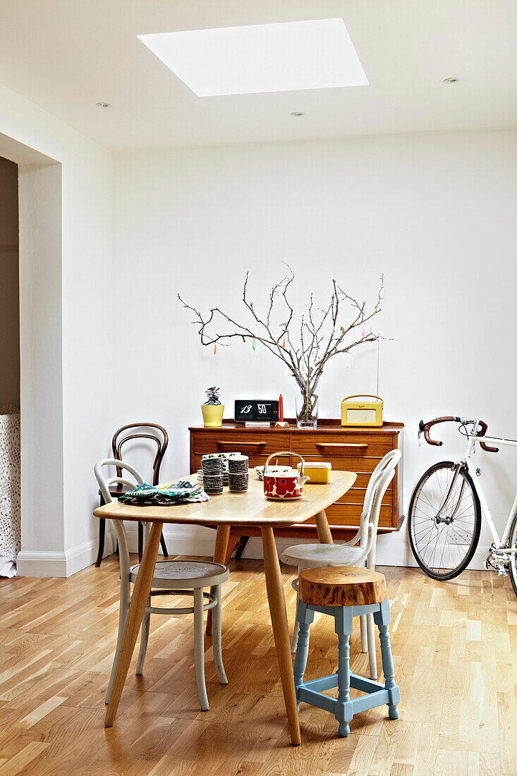 Esszimmer im Retrostil mit Fahrrad in einem Londoner Einfamilienhaus England UK
