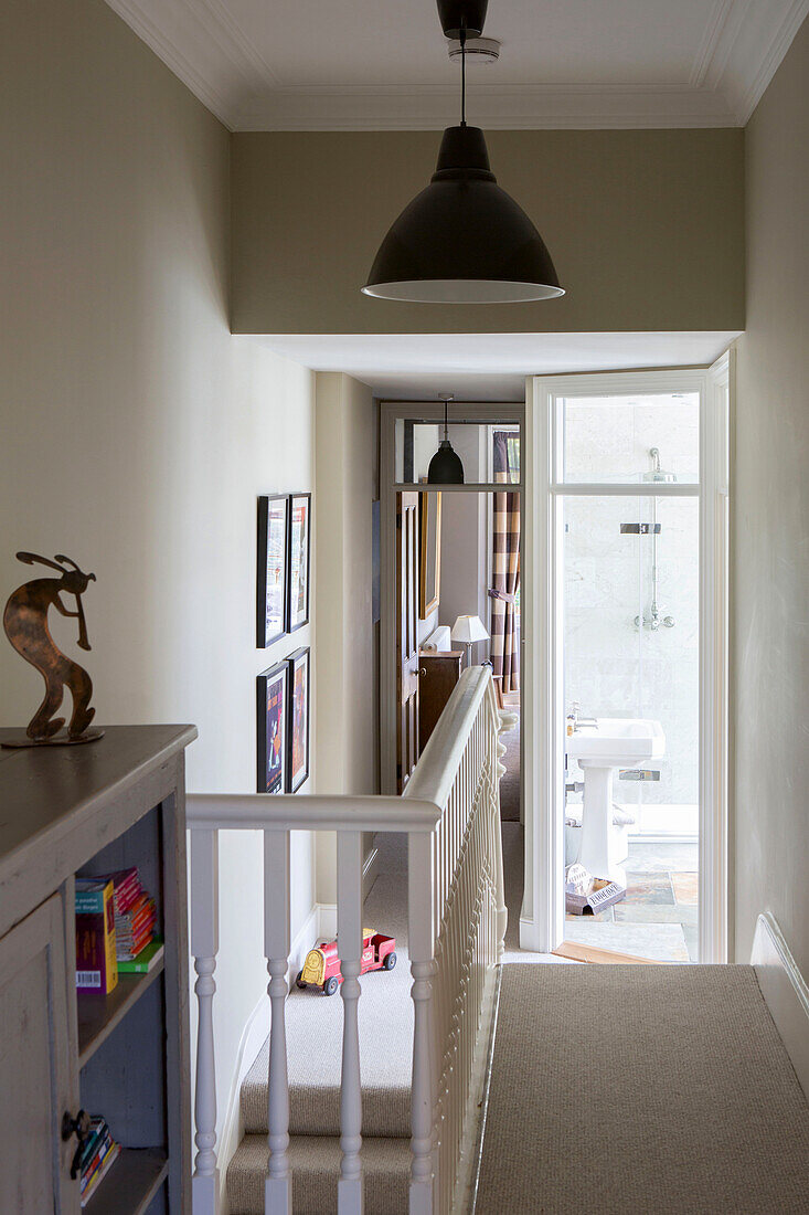 Treppenabsatz mit Blick auf das Badezimmer in einem edwardianischen Stadthaus in West Sussex England UK
