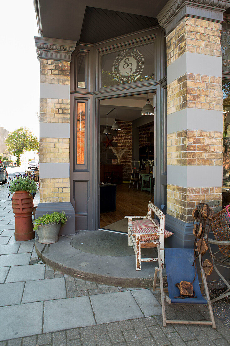 Offene Tür zu einem edwardianischen Antiquitätengeschäft in West Sussex England UK