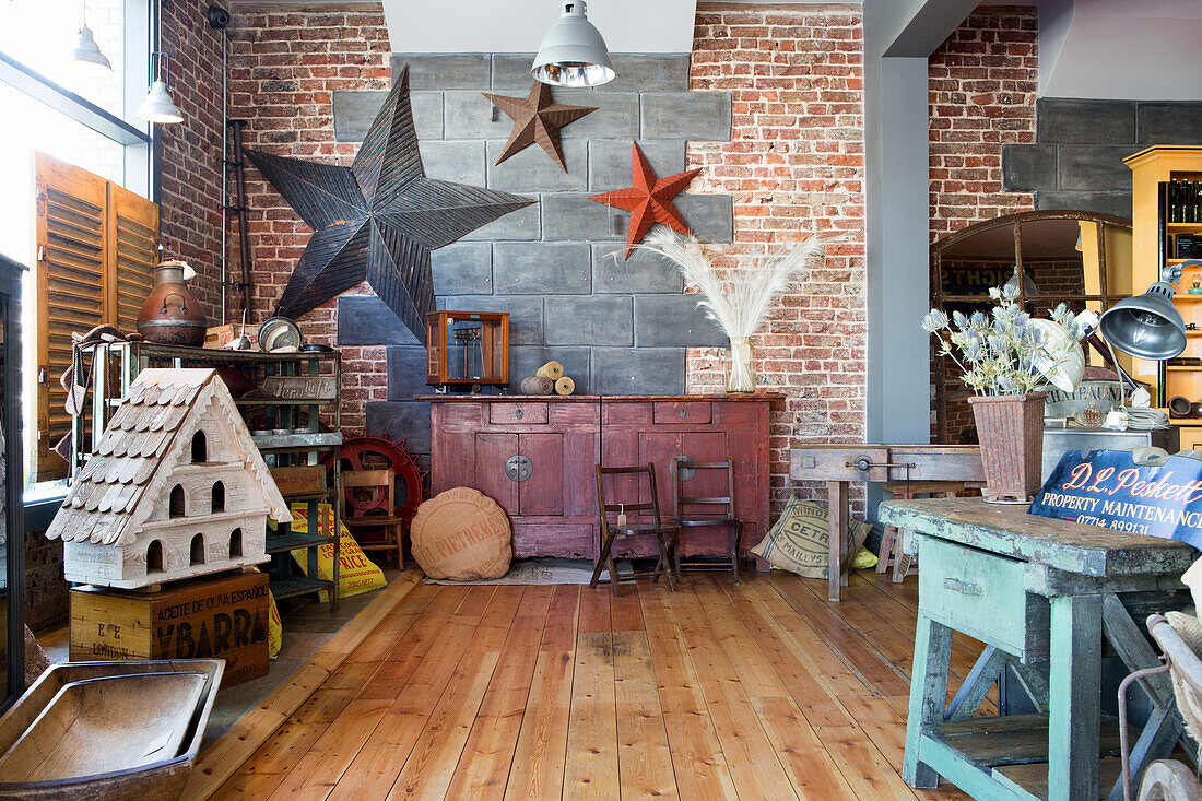Große Sterne und alte Möbel in einem edwardianischen Antiquitätengeschäft in West Sussex, England, UK