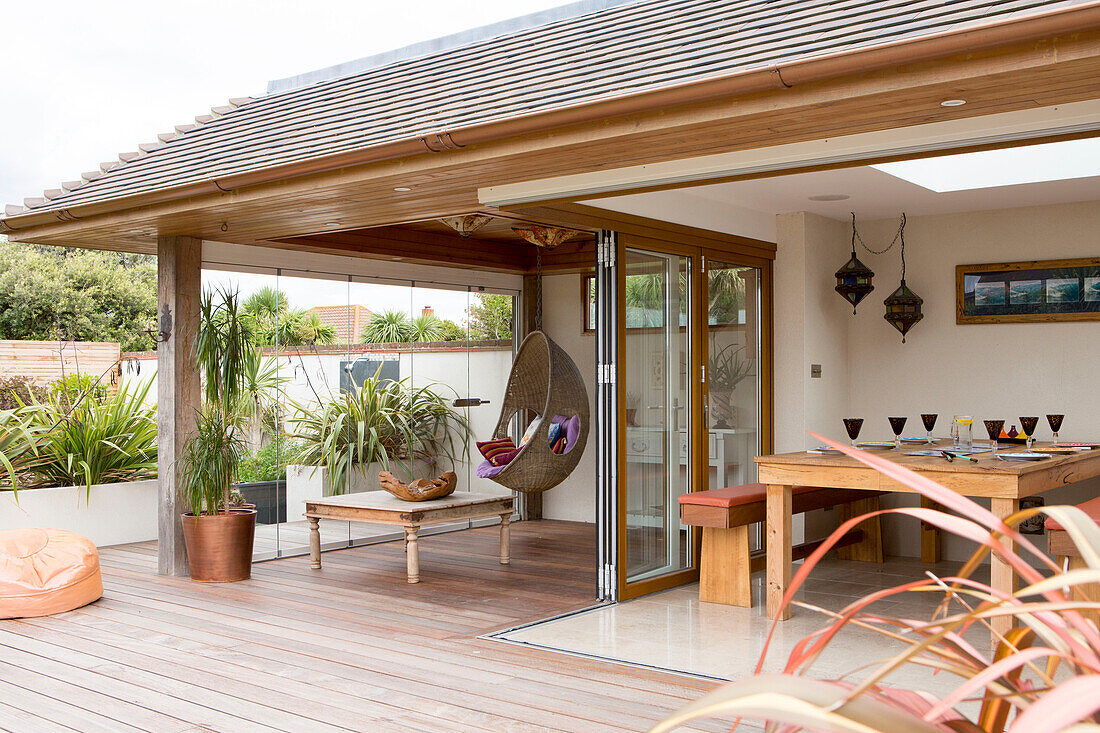 Sommerzimmer und Küchenerweiterung mit Balau-Hartholzböden in West Sussex Strandhausrenovierung UK
