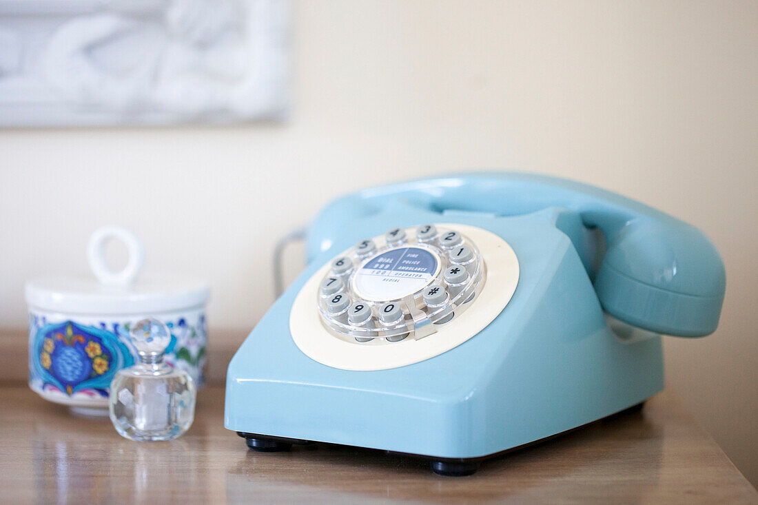 Hellblaues Wählscheibentelefon in einem Haus in West Sussex, England, Vereinigtes Königreich