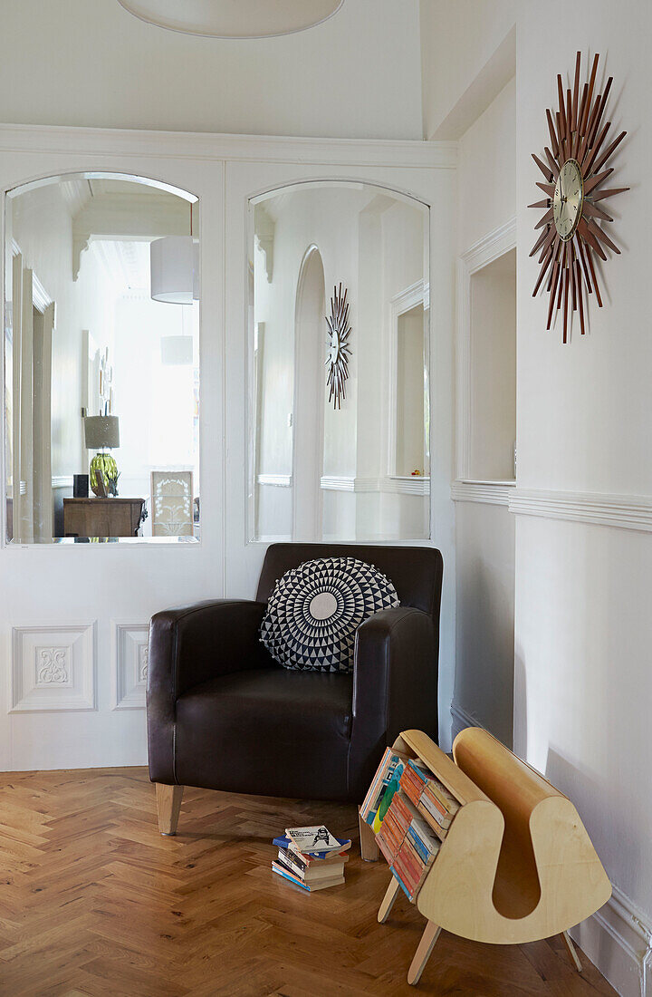 Brauner Ledersessel und Zeitschriftenständer in einer Ecke des Wohnzimmers einer Londoner Familie, England, UK