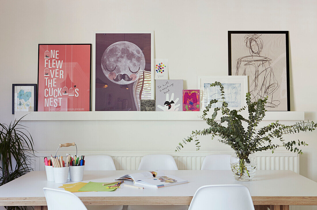 Buntstifte auf einem Tisch mit Blättern und Kunstwerken Londoner Einfamilienhaus England UK