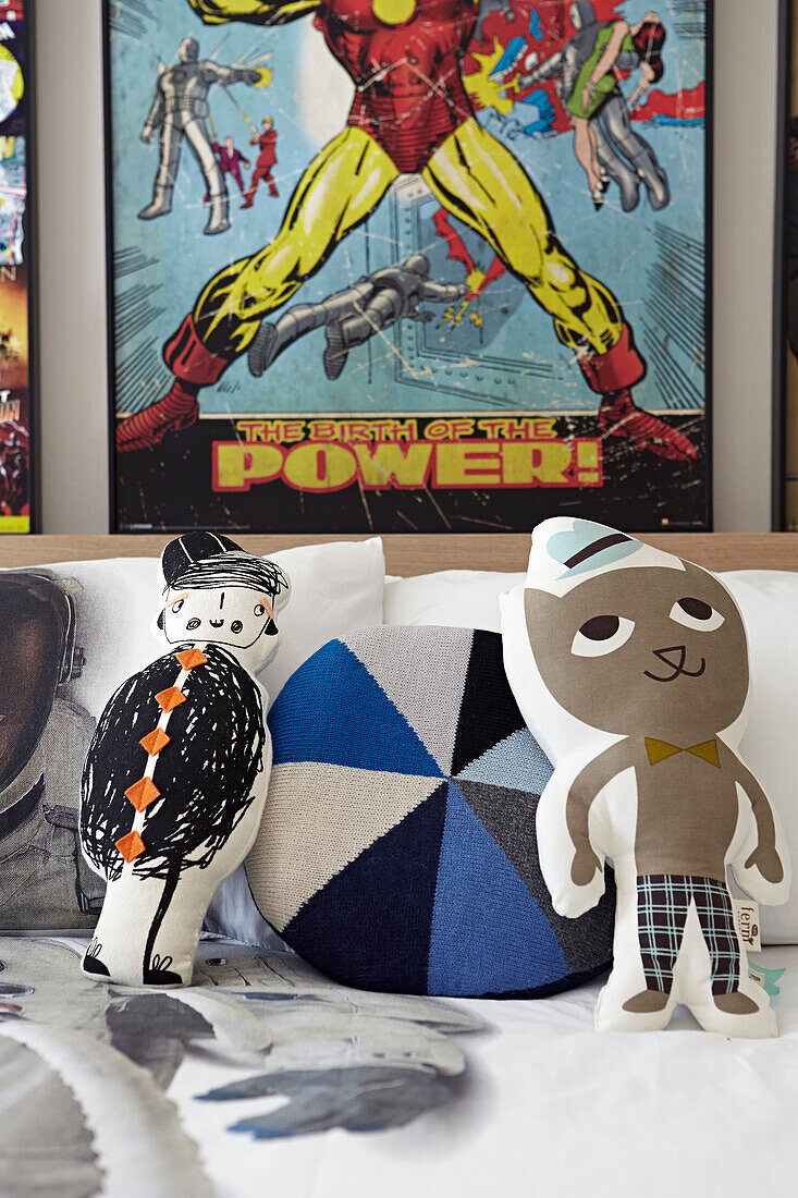 Comic-Strip und Kissen auf Einzelbett in Jungenzimmer eines Londoner Familienhauses, England, UK