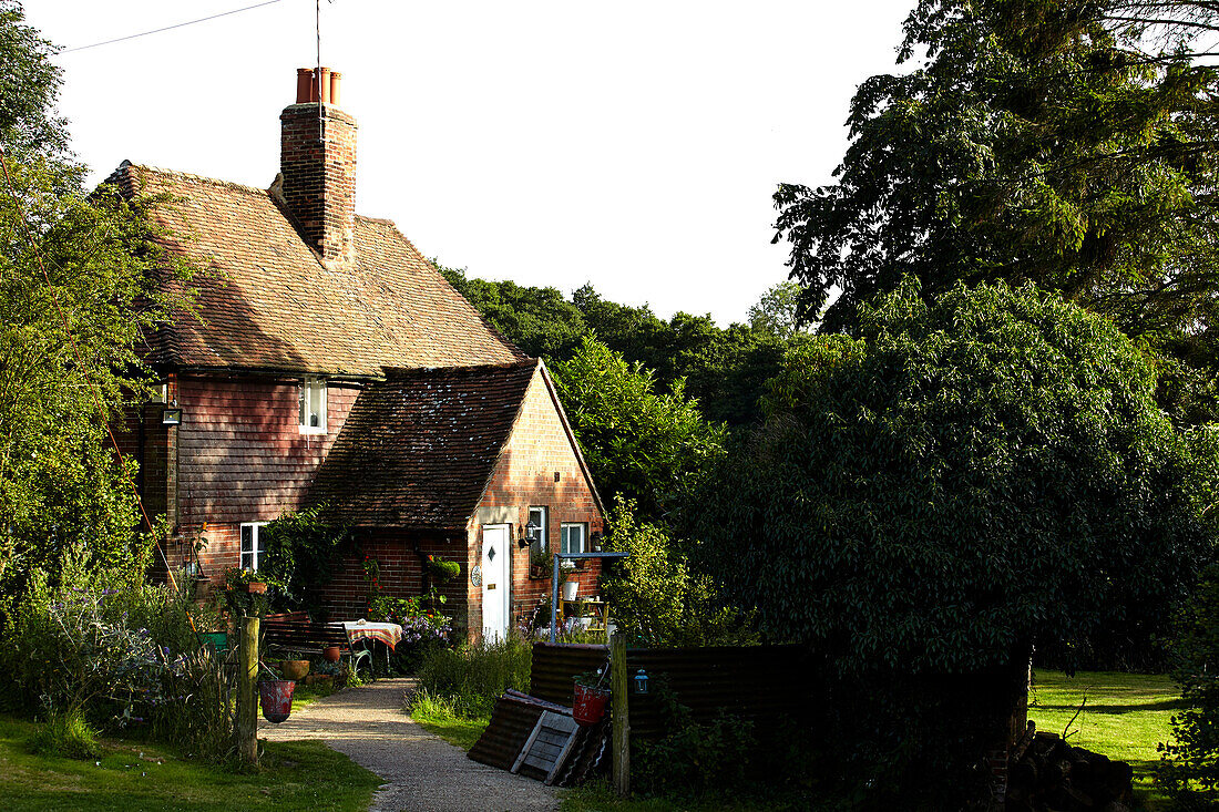 Fußweg zum freistehenden Bauernhaus in Brabourne, Kent, Großbritannien