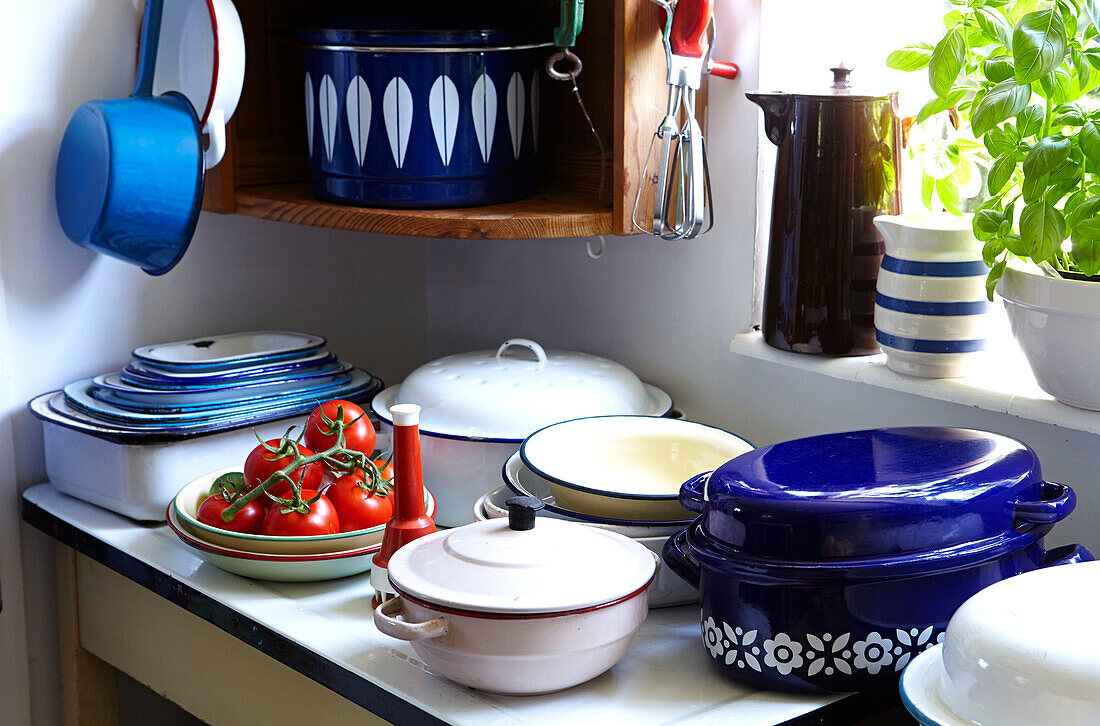 Hellblaue Servierschalen und Schüsseln in der Küche des Bauernhauses von Brabourne, Kent, UK