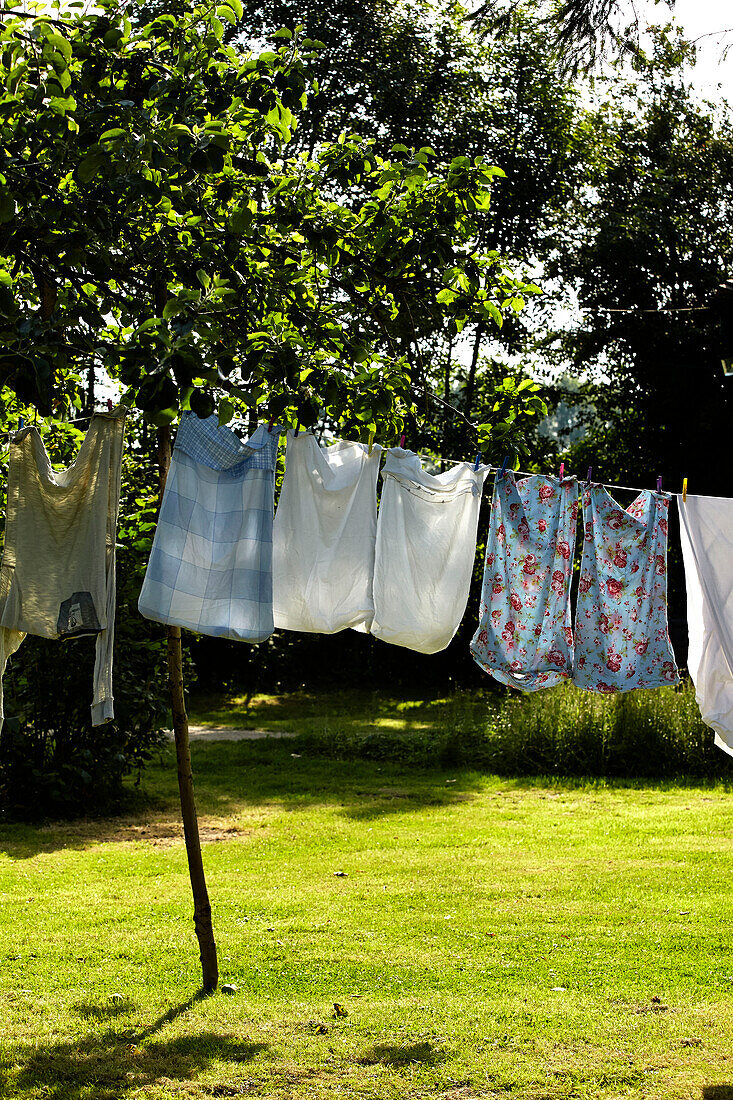 Kissenbezüge hängen an der Wäscheleine im Garten des Bauernhauses von Brabourne, Kent, Großbritannien