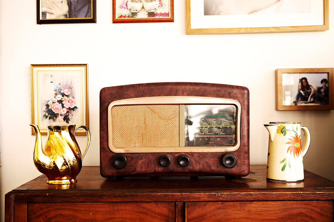 Vintage-Radio und Krüge auf einer Holzkommode in einem Wohnhaus in Birmingham England UK