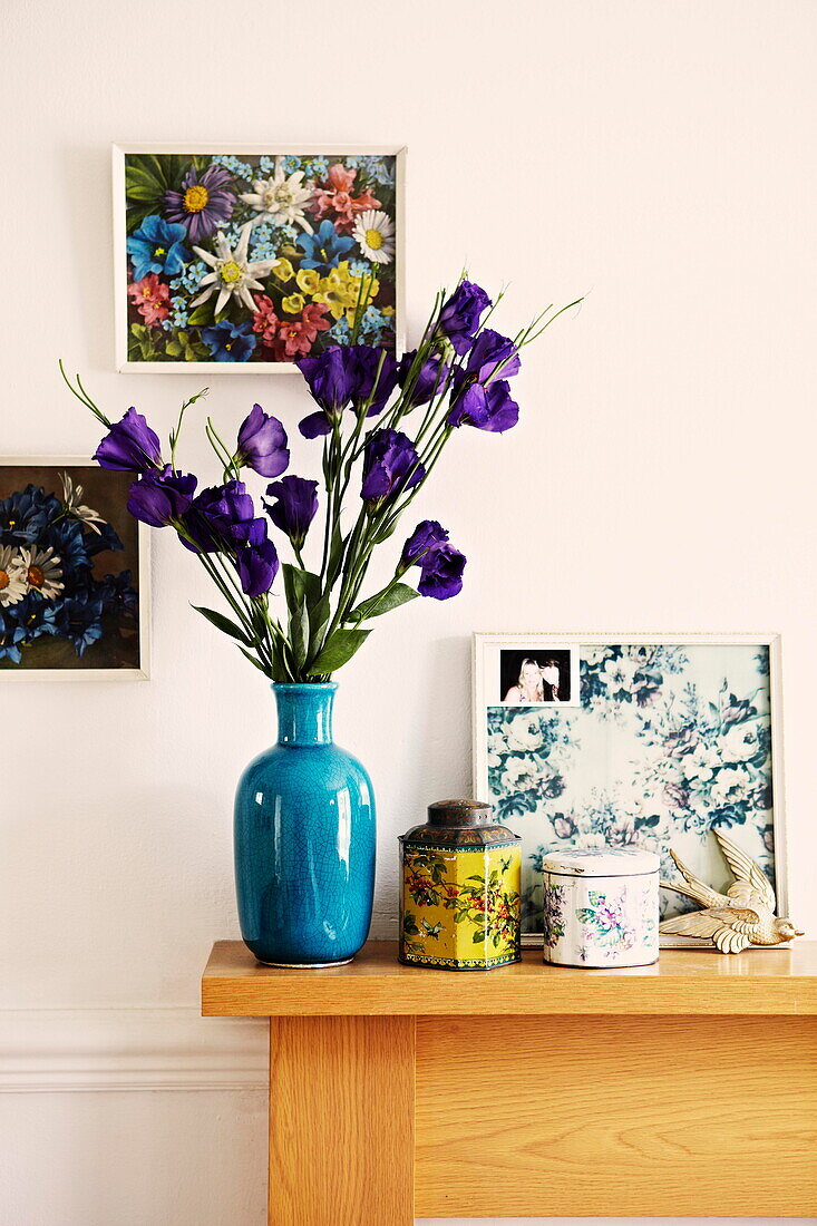Schnittblumen mit Vintage-Dosen und Kunstwerken in einem Haus in Birmingham England UK