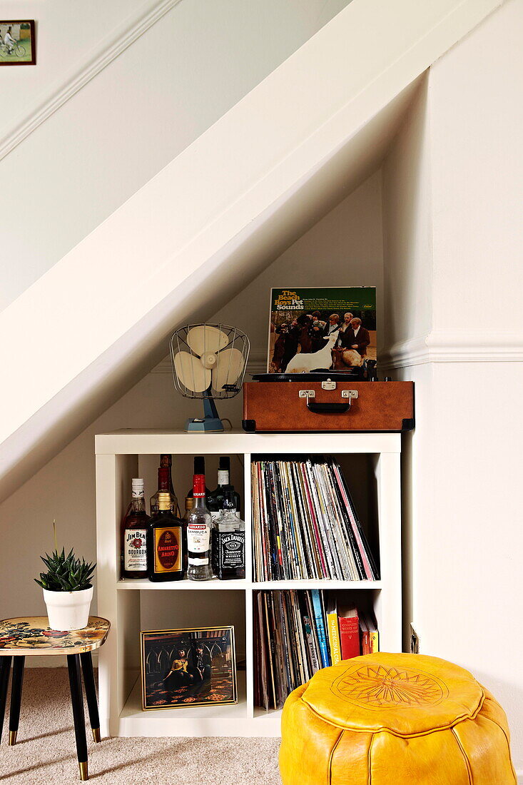 Vintage-Schallplattenspieler und Bücherregal unter der Treppe in einer Wohnung in Birmingham, England UK