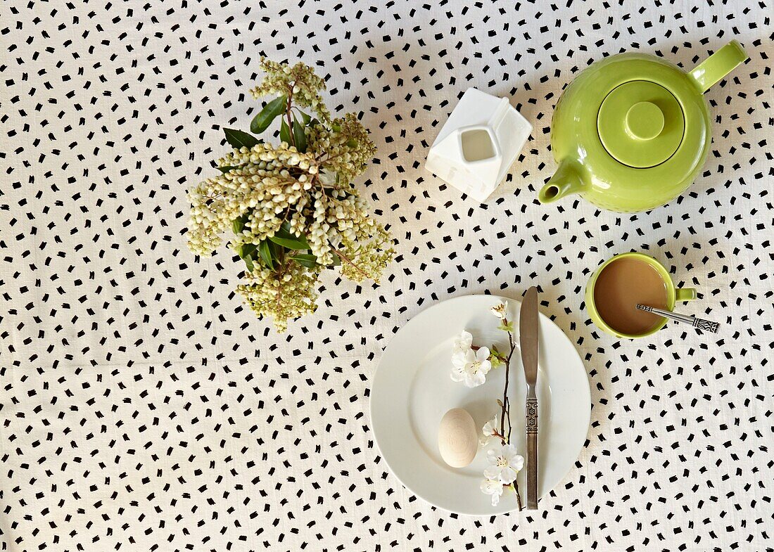 Gekochtes Ei und Tee mit Schnittblumen auf dem Frühstückstisch in einem Londoner Haus England UK
