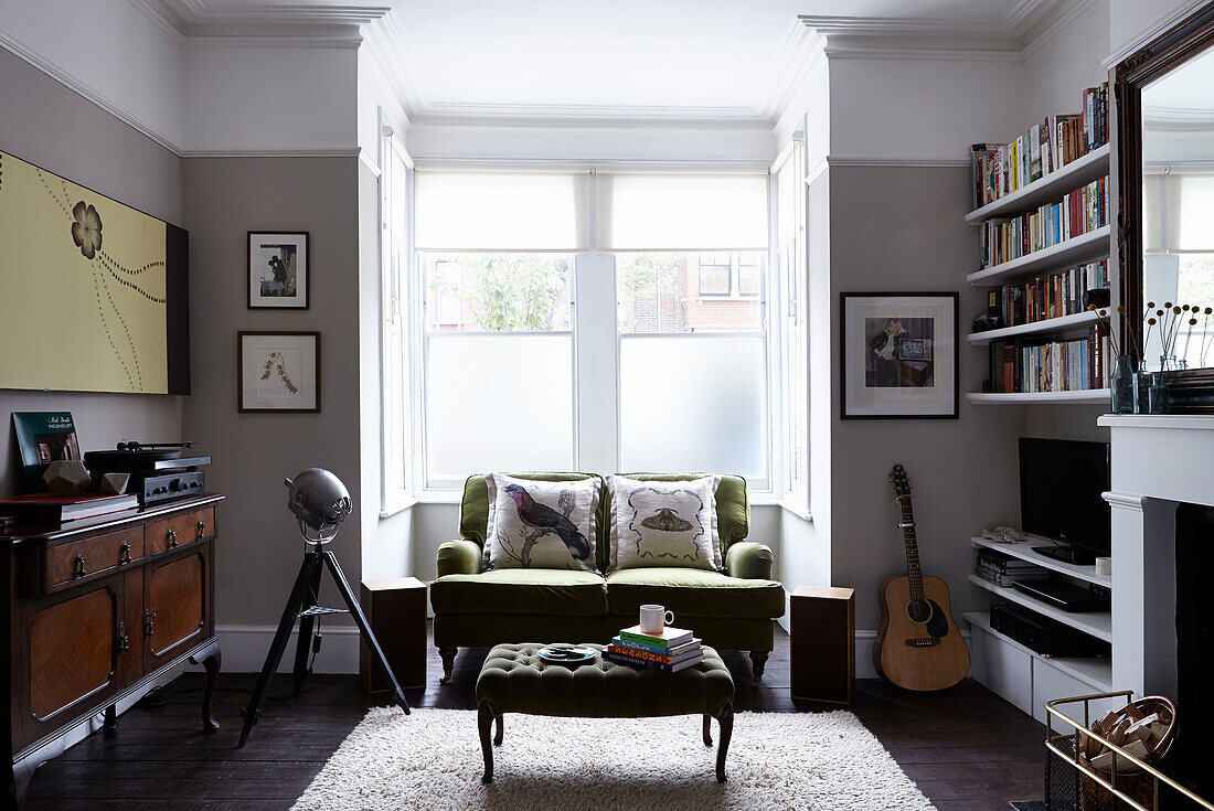 Zweisitzer-Sofa im mattierten Erker eines modernen Londoner Familienhauses England UK