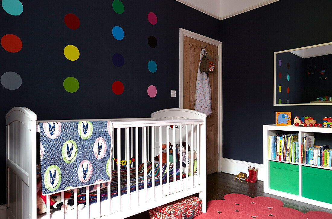 Weißes Kinderbett im Kinderzimmer eines modernen Londoner Einfamilienhauses England UK