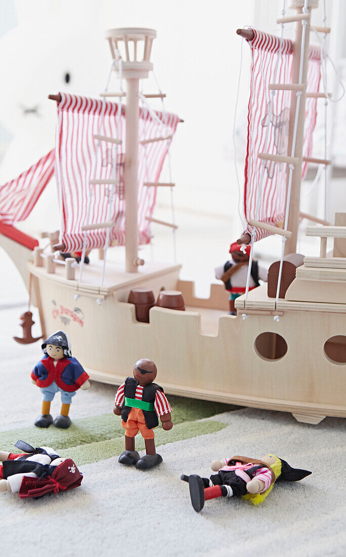 Piratenschiff und Figuren auf dem Boden Londoner Stadthaus England UK