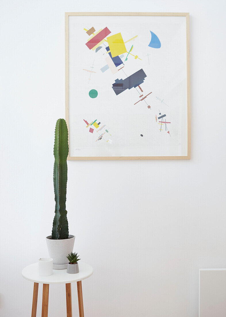 Moderne Kunst und Kaktus auf Beistellhocker in Londoner Wohnung UK
