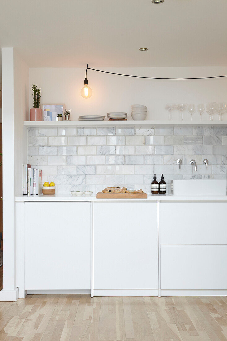 Einbauküche mit gefliester Spritzwand in offener Londoner Wohnung UK