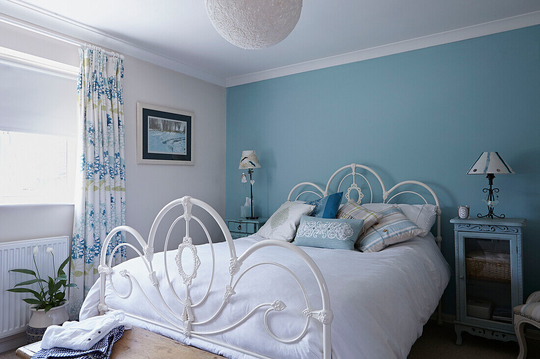 Weiße Bettdecke auf schmiedeeisernem Bett in einem Haus in Bolton, Greater Manchester, England, UK