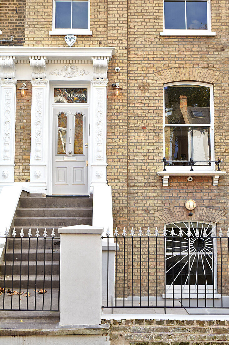 Geländer und Treppe vor einem Londoner Stadthaus aus Backstein England UK
