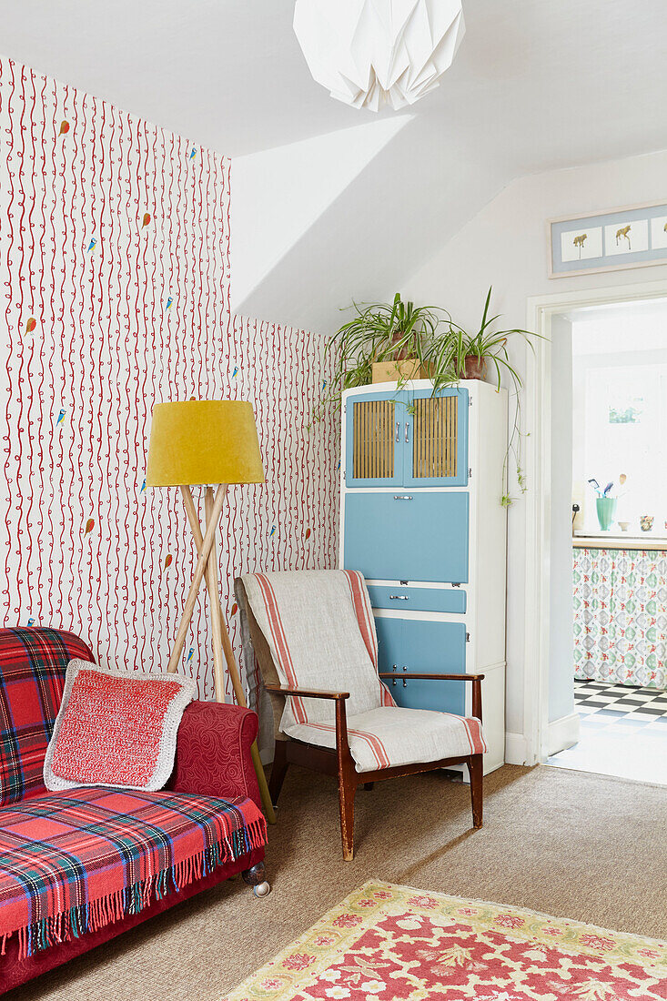 Schrank im Retrostil mit Sessel und Sofa im Wohnzimmer von Berwick Upon Tweed in Northumberland UK