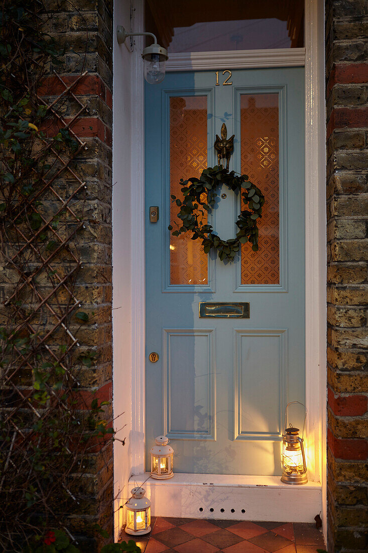 Beleuchtete Laternen vor der Tür eines Londoner Hauses UK